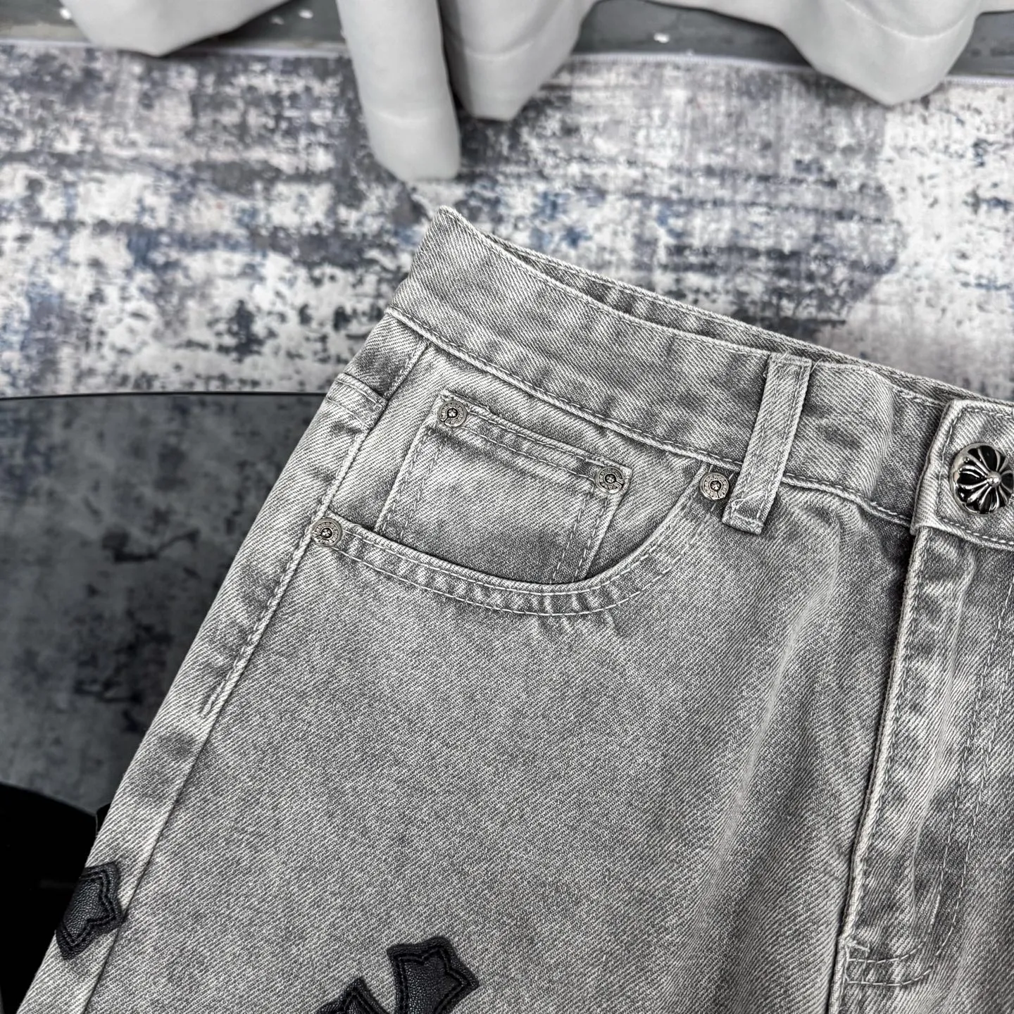 P230 Chrome Hearts CH Chrome Hearts Heavy Industry Damaged High Street Jeans exude unruly personality and unique charm. Every wear and tear is carefully designed to present a unique artistic feel. Made of imported denim fabric, which has undergone heavy industrial washing and destruction treatment, the trousers show a super cool effect on the upper body, allowing you to dominate the fashion stage.  This is more than just a pair of jeans, it is an expression of attitude. With its unique design concept and ultimate pursuit of details, Croxin breaks traditional boundaries and defines the jeans trend in the new era. The trousers are made of double-layer woven fabric and matched with customized hardware, showing an incomparably beautiful and unique style, making every wearer the focus of fashion. Imported denim fabric, super heavy-duty washed and damaged, the upper body is super cool! Customized hardware. Unbeatable and beautiful style. The production process is difficult. Full of high street feel. Color: Gray Size: S M L XL XXL
